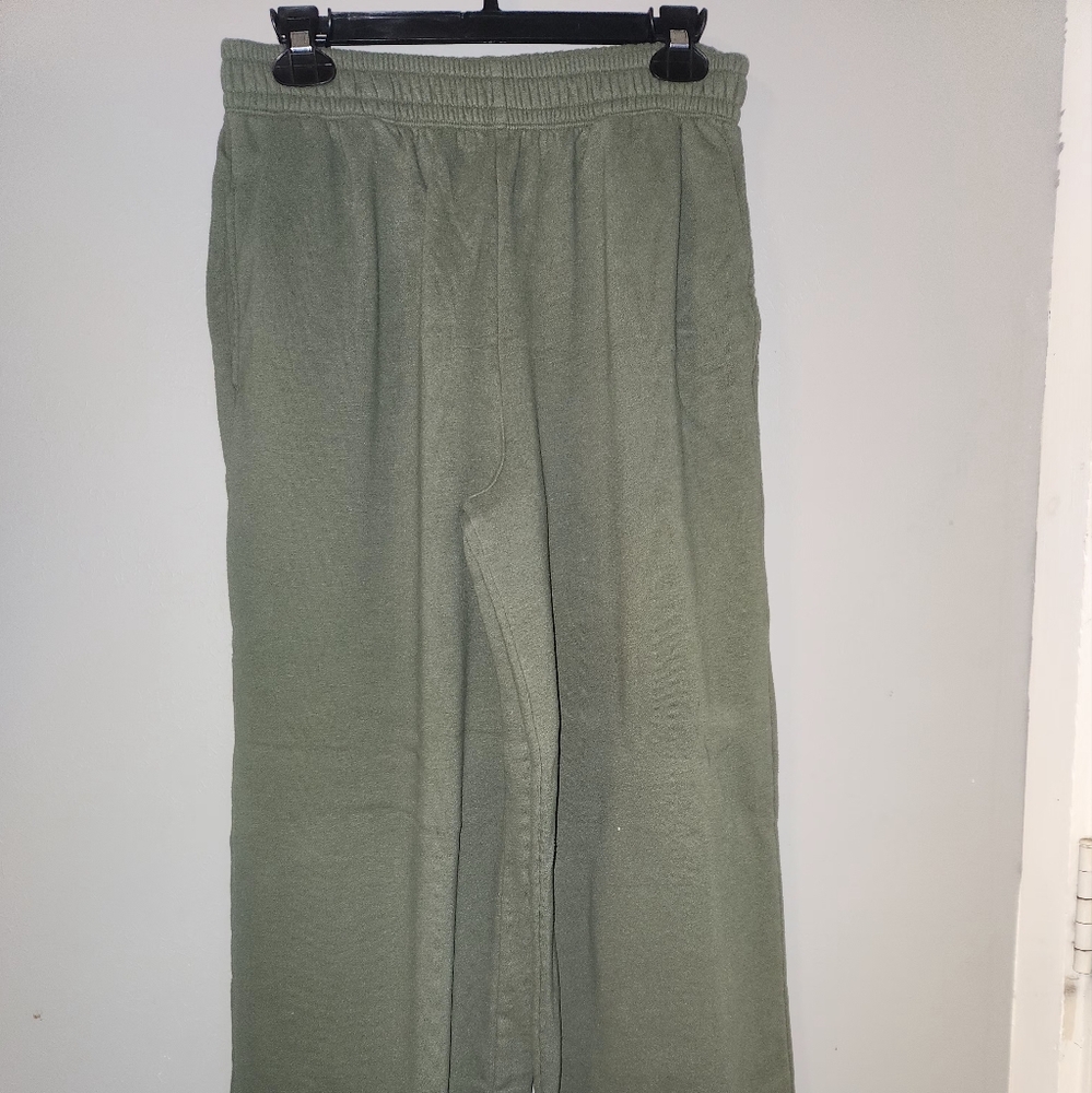 Womens size med 7-9 Green Sweatpants [Sunday]